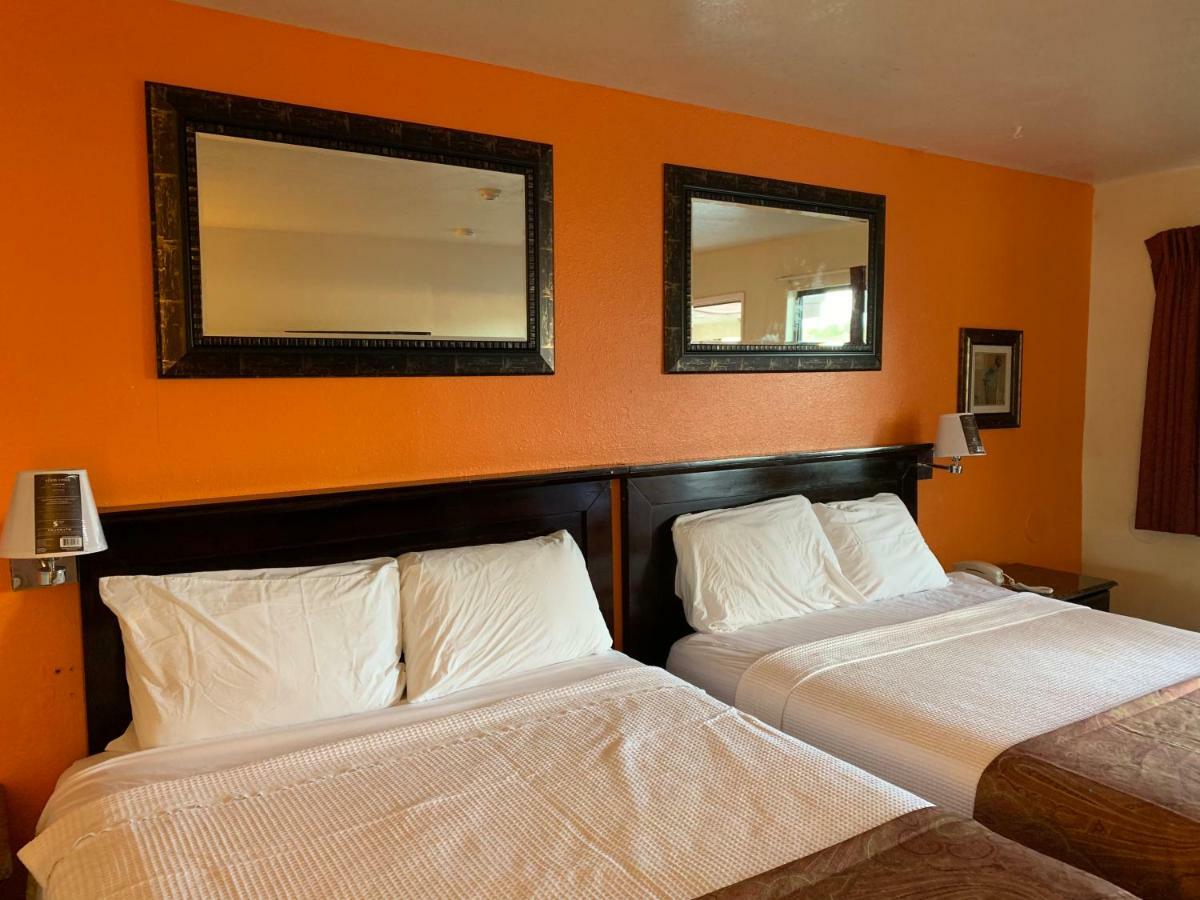 Lancaster Inn Motel 2*